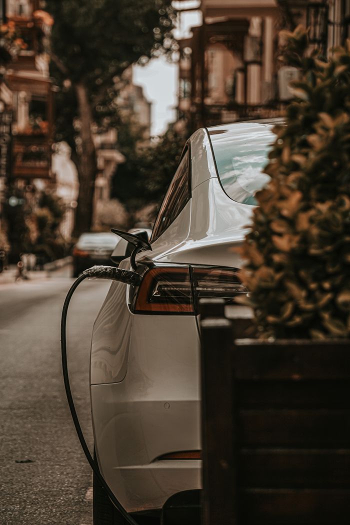 Borne de recharge installée près d’une habitation